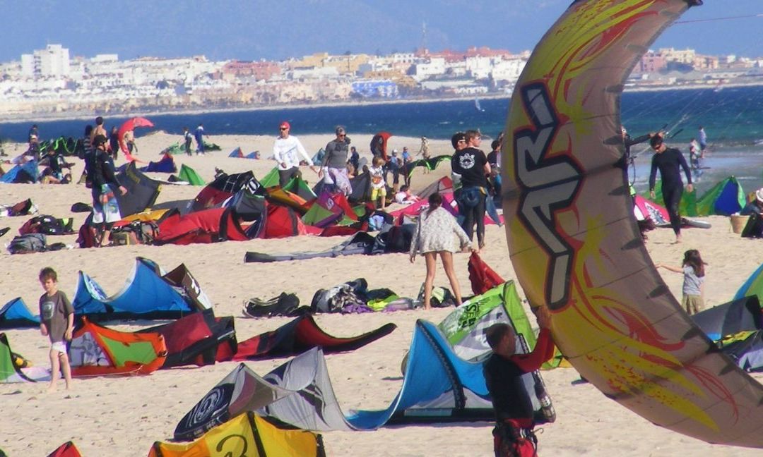 Spagna: arcobaleno di aquiloni a Tarifa