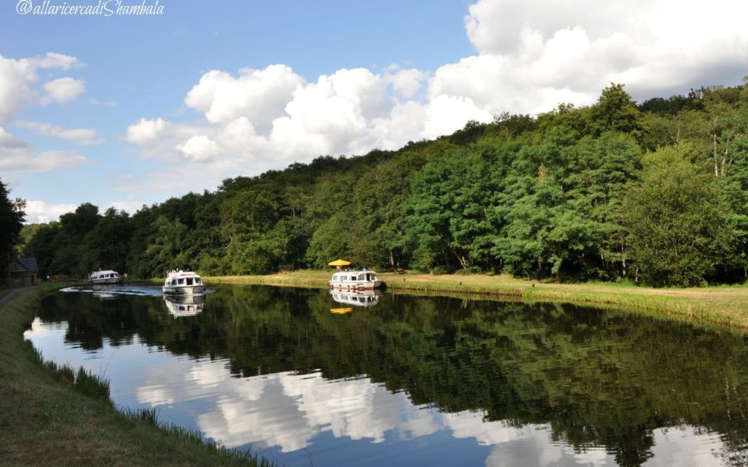 Francia: la Borgogna che si specchia sul Canal du Nivernais